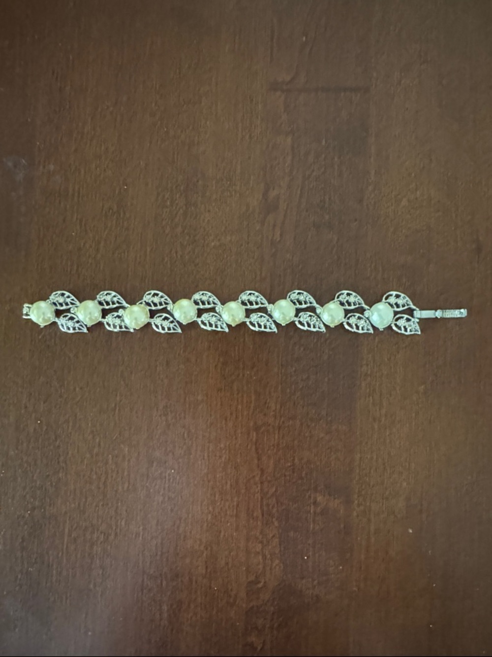 Leaf Motif Pearl Bracelet - Silver and Cream